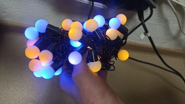 Гирлянда новогодняя, шарики Ukraine 18 мм 40 LED, 7м, свечение желто-голубое 1318-62, черный провод, от 220 В, (на елку, штору, окно, стену) — фото 3