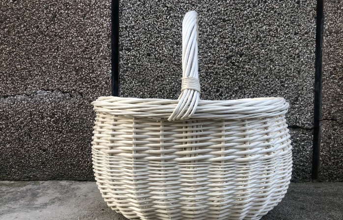 Плетений білий кошик із лози Ажурна