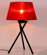 Настольная лампа с красным абажуром на треноге (ZD015TR)