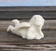 Фігурка Present мріючий янголятко лежачий Леандра h8cm 1007706-1 лежачий