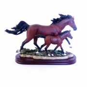 Статуэтка Present Семья лошадей с жеребенком SM00139-3