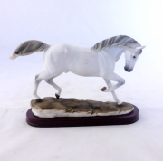 Статуетка Present біла конячка 32,5*10*21 SM00269-1