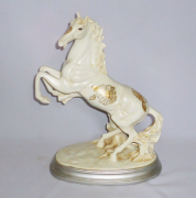 Статуэтка Present Лошадь на дыбах бежевая 33 см H2738-5N
