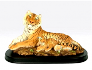 Тигриця Present з тигреням на дерев'яній підставці 43*24*23 см SM00242-3-P1
