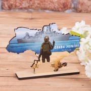 Дерев'яна статуетка карта України з російським військовим кораблем 2899-2