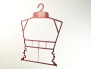 Вешалка рамка домик Hoz пластиковая для детской одежды красная 30 см.