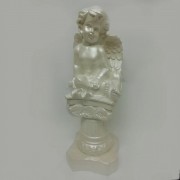 Садова скульптура Ангелятко на колоні 41 см (1007) Білий