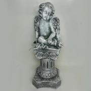 Садова скульптура Ангелятко на колоні 41 см (1007) Сірий
