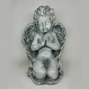 Статуетка Ангелятко молиться на колінах 