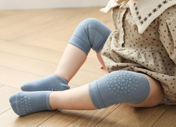 Набір наколінників та шкарпеток дитячих для повзання малюків антиковзних блакитний (6 міс - 3 років)